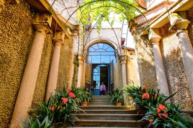 Isola Bella, İtalya - 3 Mayıs 3016: Kuzey İtalya'daki Lago Maggiore Borromean Adaları'ndan biri olan Bella Adası'nın mimarisi