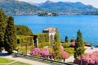 Isola Bella, İtalya - 3 Mayıs 3016: Isola Bella'daki Borromeo Sarayı'nın Bahçeleri. Borromeo Milano'dan önemli bir ailedir.