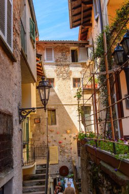 Isola Bella, İtalya - 3 Mayıs 3016: Kuzey İtalya'daki Lago Maggiore Borromean Adaları'ndan biri olan Bella Adası'nın mimarisi