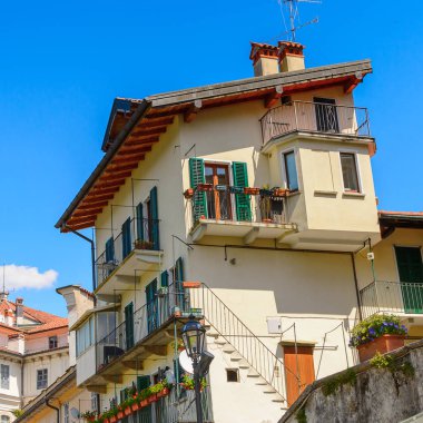 Isola Bella, İtalya - 3 Mayıs 3016: Kuzey İtalya'daki Lago Maggiore Borromean Adaları'ndan biri olan Bella Adası'nın mimarisi