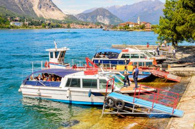Isola Bella, İtalya - 3 Mayıs 3016: Kuzey İtalya'daki Lago Maggiore Borromean Adaları'ndan biri olan Bella Adası'nda tekne