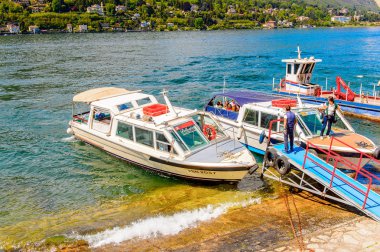 Isola Bella, İtalya - 3 Mayıs 3016: Kuzey İtalya'daki Lago Maggiore Borromean Adaları'ndan biri olan Bella Adası'nda tekne