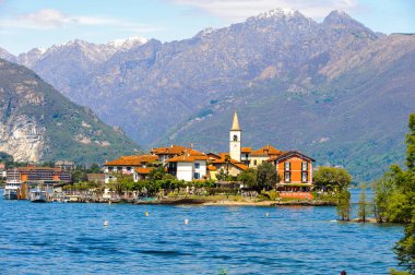 Stresa, İtalya - 3 Mayıs 2016: Lago Maggiore'de (Büyük Göl), Piedmont, İtalya'da Isola Pescatori (Balıkçılar Adası). Lago Maggiore İtalya'nın ikinci büyük gölüdür