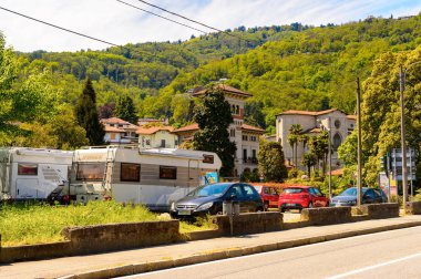 Stresa, İtalya - 3 Mayıs 2016: Maggiore Gölü kıyısında bir kasaba olan Stresa'nın Mimarisi, Verbano-Cusio-Ossola, Piedmont, İtalya