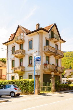 Stresa, İtalya - 3 Mayıs 2016: Maggiore Gölü kıyısında bir kasaba olan Stresa'nın Mimarisi, Verbano-Cusio-Ossola, Piedmont, İtalya