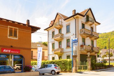 Stresa, İtalya - 3 Mayıs 2016: Maggiore Gölü kıyısında bir kasaba olan Stresa'nın Mimarisi, Verbano-Cusio-Ossola, Piedmont, İtalya