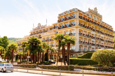 Stresa, İtalya - 3 Mayıs 2016: Grand Hotel Bristol in Stresa, Maggiore Gölü kıyısında bir kasaba, Verbano-Cusio-Ossola, Piedmont, İtalya