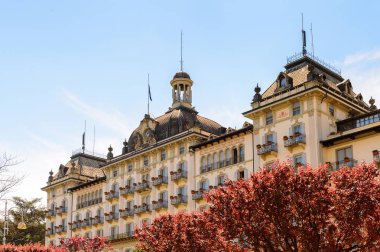 Stresa, İtalya - 3 Mayıs 2016: Grand Hotel Bristol in Stresa, Maggiore Gölü kıyısında bir kasaba, Verbano-Cusio-Ossola, Piedmont, İtalya