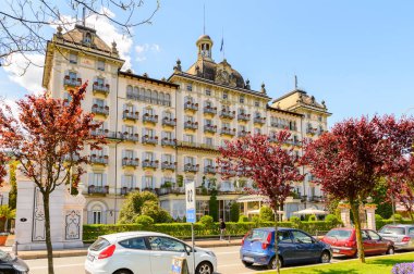Stresa, İtalya - 3 Mayıs 2016: Grand Hotel Bristol in Stresa, Maggiore Gölü kıyısında bir kasaba, Verbano-Cusio-Ossola, Piedmont, İtalya
