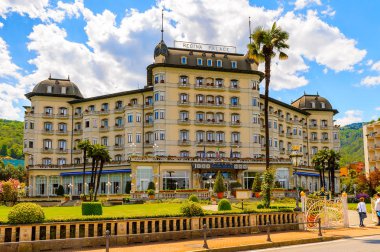 Stresa, İtalya - 3 Mayıs 2016: Grand Hotel Bristol in Stresa, Maggiore Gölü kıyısında bir kasaba, Verbano-Cusio-Ossola, Piedmont, İtalya
