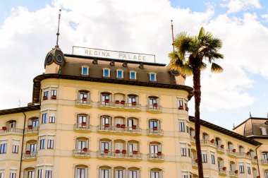 Stresa, İtalya - 3 Mayıs 2016: Grand Hotel Bristol in Stresa, Maggiore Gölü kıyısında bir kasaba, Verbano-Cusio-Ossola, Piedmont, İtalya