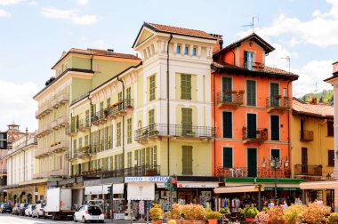 Stresa, İtalya - 3 Mayıs 2016: Maggiore Gölü kıyısında ki Stresa'nın ana caddesinin mimarisi, Verbano-Cusio-Ossola, Piedmont, İtalya