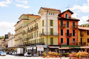 Stresa, İtalya - 3 Mayıs 2016: Maggiore Gölü kıyısında ki Stresa'nın ana caddesinin mimarisi, Verbano-Cusio-Ossola, Piedmont, İtalya