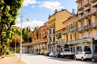 Stresa, İtalya - 3 Mayıs 2016: Maggiore Gölü kıyısında ki Stresa'nın ana caddesinin mimarisi, Verbano-Cusio-Ossola, Piedmont, İtalya