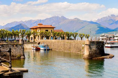 Stresa, İtalya - 3 Mayıs 2016: Stresa'nın tekne iskelesi, Maggiore Gölü kıyısında bir kasaba, Verbano-Cusio-Ossola, Piedmont, İtalya