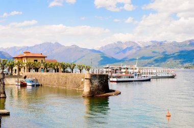 Stresa, İtalya - 3 Mayıs 2016: Stresa'nın tekne iskelesi, Maggiore Gölü kıyısında bir kasaba, Verbano-Cusio-Ossola, Piedmont, İtalya