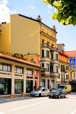 Stresa, İtalya - 3 Mayıs 2016: Maggiore Gölü kıyısında ki Stresa'nın ana caddesinin mimarisi, Verbano-Cusio-Ossola, Piedmont, İtalya