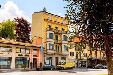 Stresa, İtalya - 3 Mayıs 2016: Maggiore Gölü kıyısında ki Stresa'nın ana caddesinin mimarisi, Verbano-Cusio-Ossola, Piedmont, İtalya
