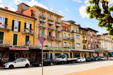 Stresa, İtalya - 3 Mayıs 2016: Maggiore Gölü kıyısında ki Stresa'nın ana caddesinin mimarisi, Verbano-Cusio-Ossola, Piedmont, İtalya