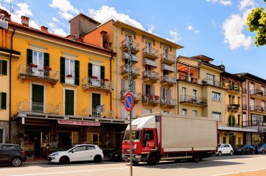 Stresa, İtalya - 3 Mayıs 2016: Maggiore Gölü kıyısında ki Stresa'nın ana caddesinin mimarisi, Verbano-Cusio-Ossola, Piedmont, İtalya