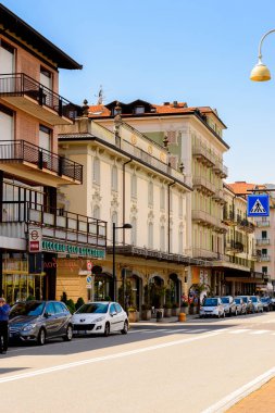 Stresa, İtalya - 3 Mayıs 2016: Maggiore Gölü kıyısında ki Stresa'nın ana caddesinin mimarisi, Verbano-Cusio-Ossola, Piedmont, İtalya