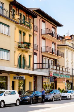 Stresa, İtalya - 3 Mayıs 2016: Maggiore Gölü kıyısında ki Stresa'nın ana caddesinin mimarisi, Verbano-Cusio-Ossola, Piedmont, İtalya
