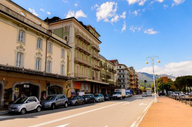 Stresa, İtalya - 3 Mayıs 2016: Maggiore Gölü kıyısında ki Stresa'nın ana caddesinin mimarisi, Verbano-Cusio-Ossola, Piedmont, İtalya