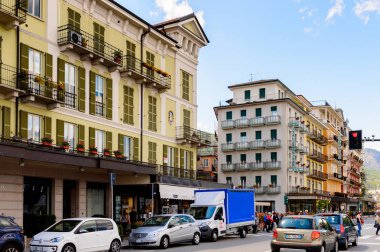 Stresa, İtalya - 3 Mayıs 2016: Maggiore Gölü kıyısında ki Stresa'nın ana caddesinin mimarisi, Verbano-Cusio-Ossola, Piedmont, İtalya