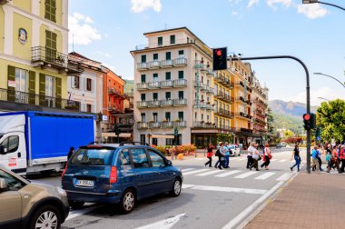 Stresa, İtalya - 3 Mayıs 2016: Maggiore Gölü kıyısında ki Stresa'nın ana caddesinin mimarisi, Verbano-Cusio-Ossola, Piedmont, İtalya
