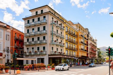 Stresa, İtalya - 3 Mayıs 2016: Maggiore Gölü kıyısında ki Stresa'nın ana caddesinin mimarisi, Verbano-Cusio-Ossola, Piedmont, İtalya