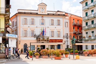 Stresa, İtalya - 3 Mayıs 2016: Maggiore Gölü kıyısında ki Stresa'nın ana caddesinin mimarisi, Verbano-Cusio-Ossola, Piedmont, İtalya