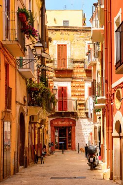 Bari, İtalya- 9 Mayıs 2016: Bari Eski Kenti Mimarisi, İtalya. Bari, Adriyatik Denizi üzerinde yer alan başkent Apulia bölgesidir.