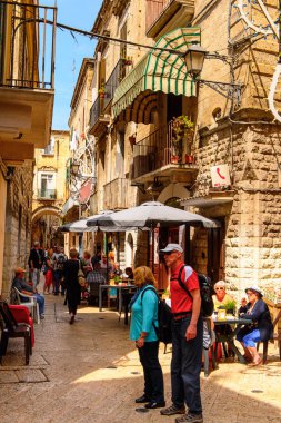 Bari, İtalya- 9 Mayıs 2016: Bari Eski Kenti dar sokaklar, İtalya. Bari, Adriyatik Denizi üzerinde yer alan başkent Apulia bölgesidir.
