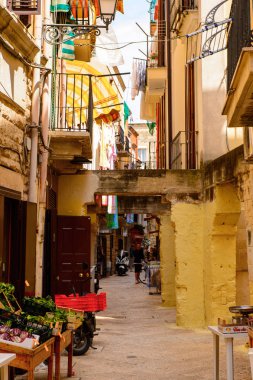 Bari, İtalya- 9 Mayıs 2016: Bari Eski Kenti dar sokaklar, İtalya. Bari, Adriyatik Denizi üzerinde yer alan başkent Apulia bölgesidir.
