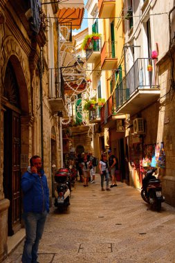 Bari, İtalya- 9 Mayıs 2016: Bari Eski Kenti dar sokaklar, İtalya. Bari, Adriyatik Denizi üzerinde yer alan başkent Apulia bölgesidir.