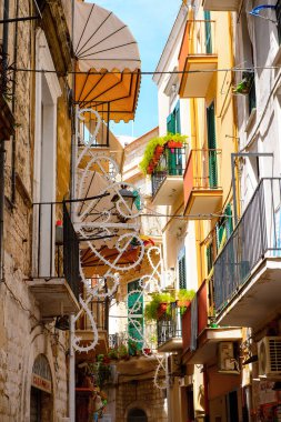 Bari, İtalya- 9 Mayıs 2016: Bari Eski Kenti dar sokaklar, İtalya. Bari, Adriyatik Denizi üzerinde yer alan başkent Apulia bölgesidir.