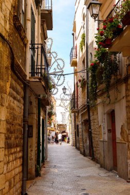 Bari, İtalya- 9 Mayıs 2016: Bari Eski Kenti dar sokaklar, İtalya. Bari, Adriyatik Denizi üzerinde yer alan başkent Apulia bölgesidir.