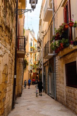 Bari, İtalya- 9 Mayıs 2016: Bari Eski Kenti dar sokaklar, İtalya. Bari, Adriyatik Denizi üzerinde yer alan başkent Apulia bölgesidir.