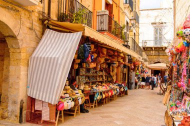 Bari, İtalya- 9 Mayıs 2016: Bari Eski Kenti Pazarı, İtalya. Bari, Adriyatik Denizi üzerinde yer alan başkent Apulia bölgesidir.