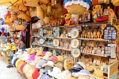 Bari, İtalya- 9 Mayıs 2016: Bari Eski Kenti Pazarı, İtalya. Bari, Adriyatik Denizi üzerinde yer alan başkent Apulia bölgesidir.