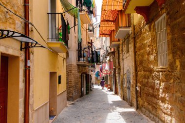 Bari, İtalya- 9 Mayıs 2016: Bari Eski Kenti dar sokak, İtalya. Bari, Adriyatik Denizi üzerinde yer alan başkent Apulia bölgesidir.