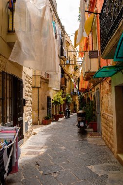 Bari, İtalya- 9 Mayıs 2016: Bari Eski Kenti dar sokak, İtalya. Bari, Adriyatik Denizi üzerinde yer alan başkent Apulia bölgesidir.