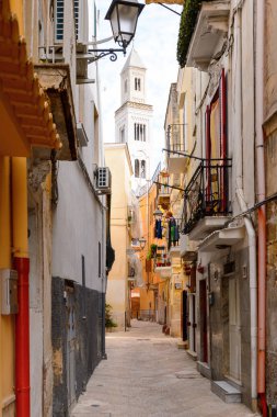 Bari, İtalya- 9 Mayıs 2016: Bari Eski Kenti dar sokak, İtalya. Bari, Adriyatik Denizi üzerinde yer alan başkent Apulia bölgesidir.