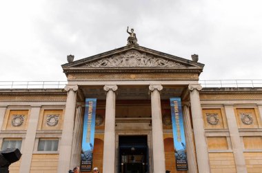 Oxford, İngiltere - 10 Temmuz 2016: Ashmolean Sanat ve Arkeoloji Müzesi, Beaumont Street, Oxford, İngiltere, dünyanın ilk üniversite müzesi