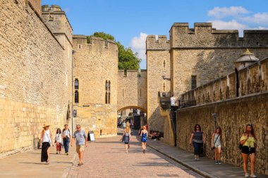 Londra, İngiltere - 20 Temmuz 2016: Londra Kulesi'nin bir parçası (Majestelerinin Kraliyet Sarayı ve Londra Kulesi Kalesi), İngiltere. Unesco Dünya Mirası