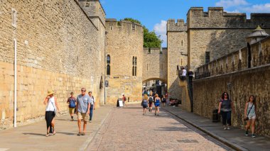 Londra, İngiltere - 20 Temmuz 2016: Londra Kulesi'nin bir parçası (Majestelerinin Kraliyet Sarayı ve Londra Kulesi Kalesi), İngiltere. Unesco Dünya Mirası