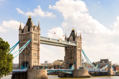 Londra, İngiltere - 20 Temmuz 2016: Majestelerinin Kraliyet Sarayı ve Londra Kulesi Kalesi yakınlarındaki Tower Bridge, İngiltere. Unesco Dünya Mirası