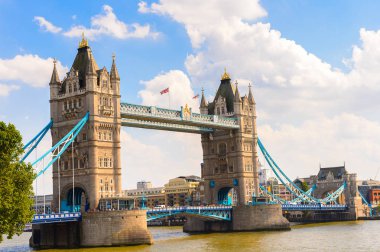Londra, İngiltere - 20 Temmuz 2016: Majestelerinin Kraliyet Sarayı ve Londra Kulesi Kalesi yakınlarındaki Tower Bridge, İngiltere. Unesco Dünya Mirası