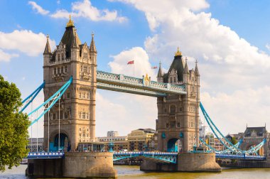 Londra, İngiltere - 20 Temmuz 2016: Majestelerinin Kraliyet Sarayı ve Londra Kulesi Kalesi yakınlarındaki Tower Bridge, İngiltere. Unesco Dünya Mirası