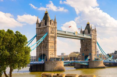 Londra, İngiltere - 20 Temmuz 2016: Majestelerinin Kraliyet Sarayı ve Londra Kulesi Kalesi yakınlarındaki Tower Bridge, İngiltere. Unesco Dünya Mirası